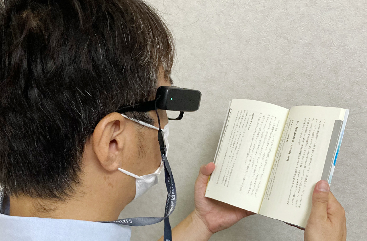 ご利用者様の声① / T様 メガネ装着型音声読書器導入事例のイメージ写真
